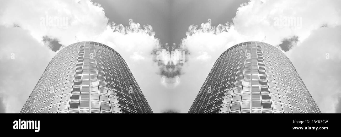 vista panoramica e prospettica dal lato inferiore dei grattacieli dell'edificio in vetro grigio acciaio, concetto di business di architettura industriale di successo Foto Stock