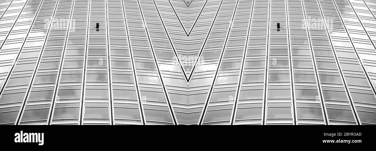 vista panoramica e prospettica dal lato inferiore dei grattacieli dell'edificio in vetro grigio acciaio, concetto di business di architettura industriale di successo Foto Stock