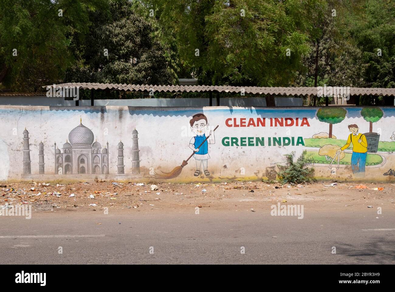 Spazzatura di fronte a un muro con uno slogan che promuove un pulito India, Aurangabad, Maharashtra, India. Foto Stock