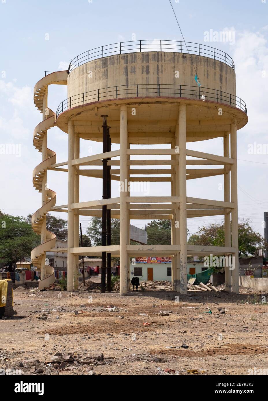 Serbatoio torre dell'acqua in cemento ad Aurangabad, Maharashtra, India. Foto Stock