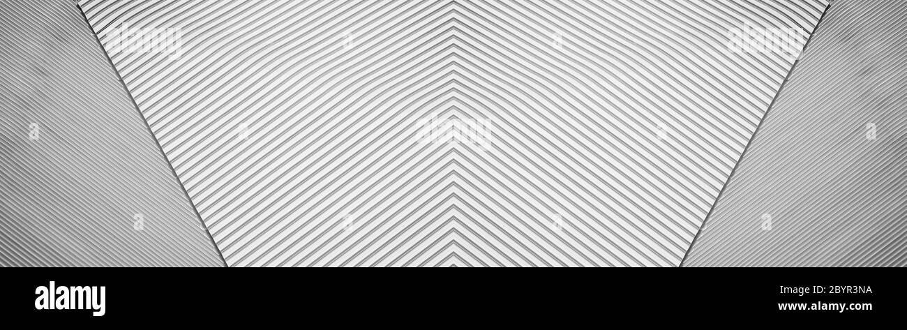 vista panoramica e prospettica dal lato inferiore dei grattacieli dell'edificio in vetro grigio acciaio, concetto di business di architettura industriale di successo Foto Stock