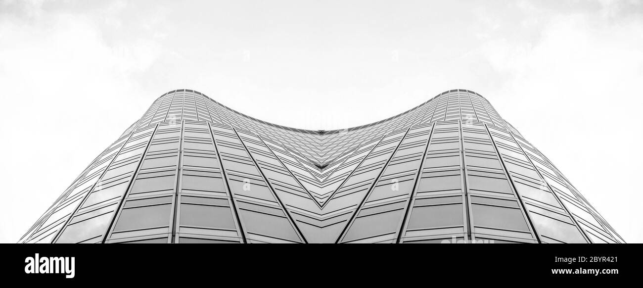 vista panoramica e prospettica dal lato inferiore dei grattacieli dell'edificio in vetro grigio acciaio, concetto di business di architettura industriale di successo Foto Stock