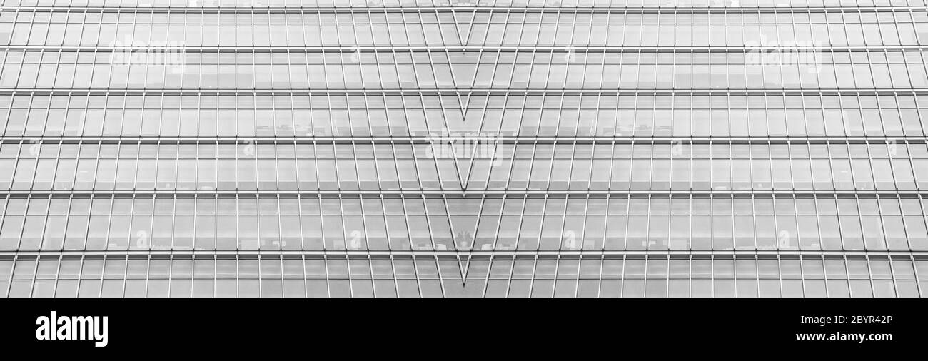 vista panoramica e prospettica dal lato inferiore dei grattacieli dell'edificio in vetro grigio acciaio, concetto di business di architettura industriale di successo Foto Stock