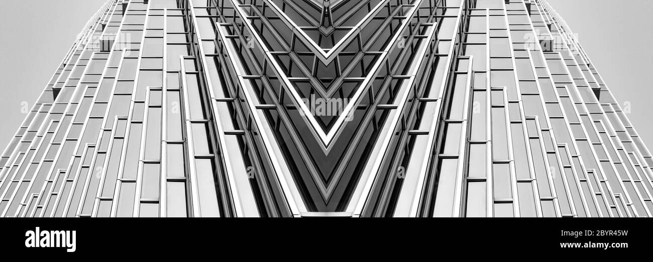 vista panoramica e prospettica dal lato inferiore dei grattacieli dell'edificio in vetro grigio acciaio, concetto di business di architettura industriale di successo Foto Stock