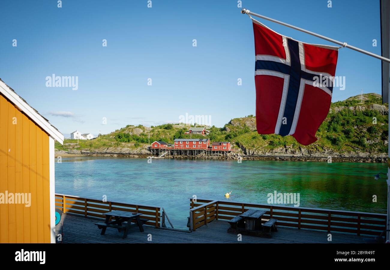 Case gialle sui punti panoramici popolari villaggio di pescatori Sakrisoy Lofoten isole Norvegia. Foto Stock