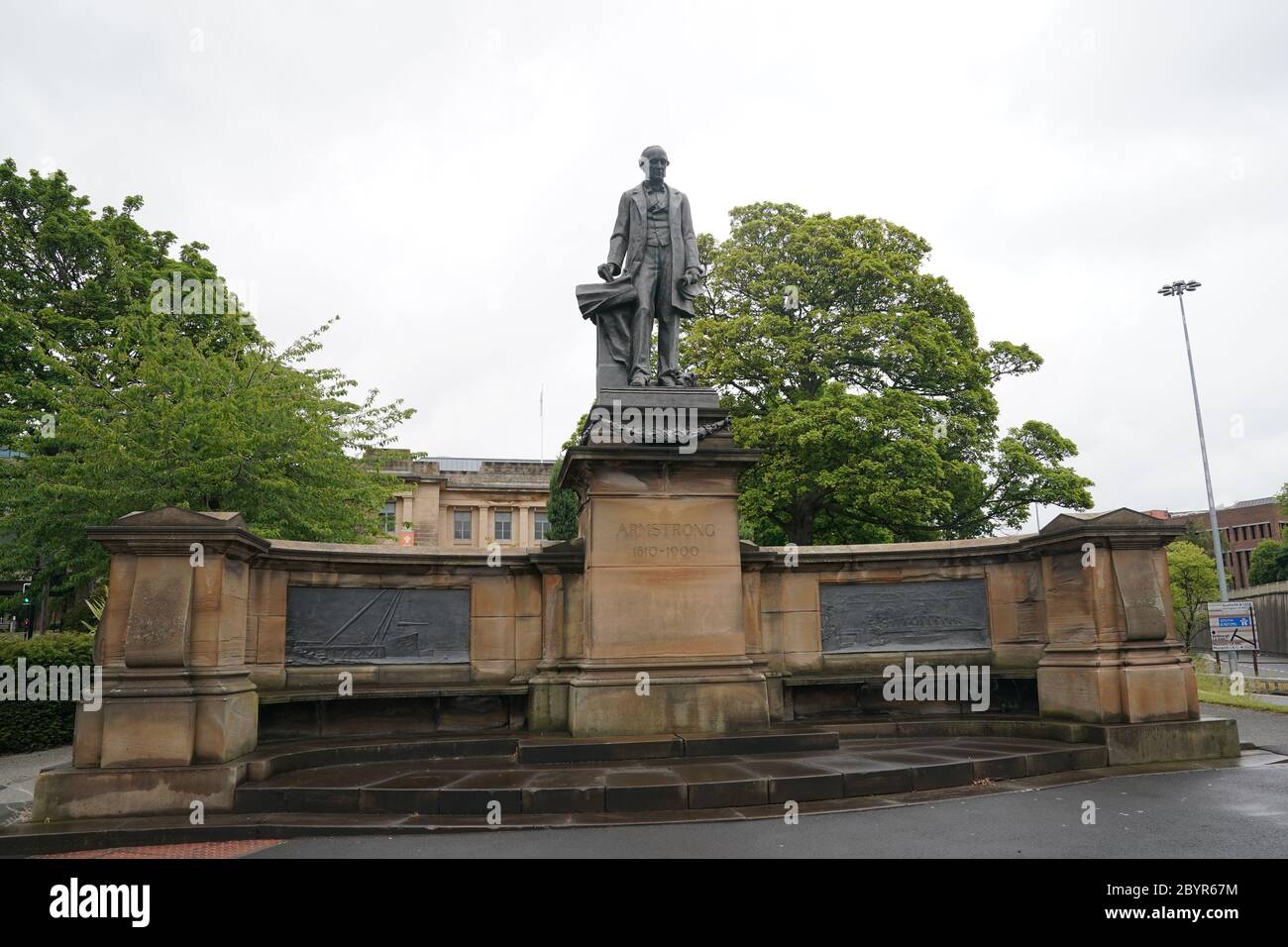 L'Armstrong Memorial si trova appena fuori dal campus della Newcastle University, che gli attivisti chiedono di essere rimossi. L'inventore e filantropo Lord William Armstrong è stato accusato di sostenere la supremazia bianca armando i Confederati, così come gli Unionisti. Foto Stock