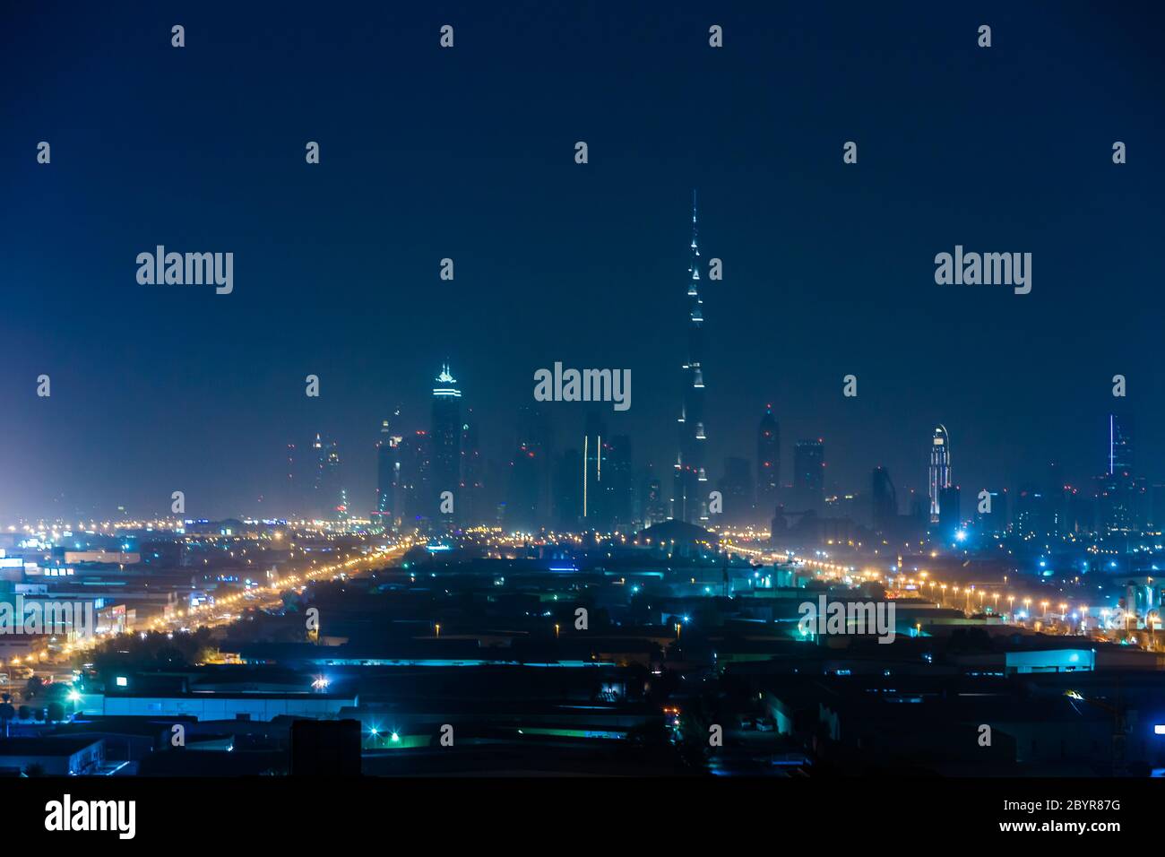 Il panorama di Dubai e il Burj Khalifa è attualmente l'edificio più alto del mondo, a 829.84 m (2,723 piedi). Foto Stock