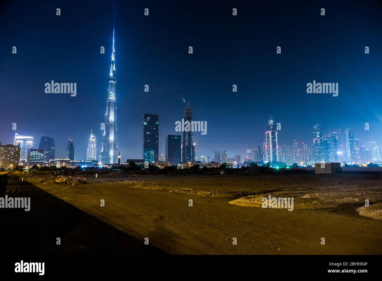 Il panorama di Dubai e il Burj Khalifa è attualmente l'edificio più alto del mondo, a 829.84 m (2,723 piedi). Foto Stock