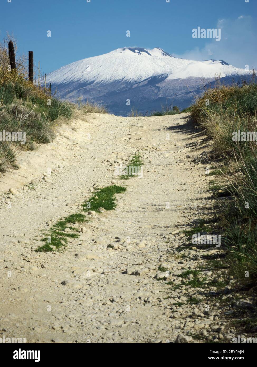 Vulcano Etna e strada sterrata in Sicilia, viaggia per vedere il monumento naturale UNESCO Foto Stock