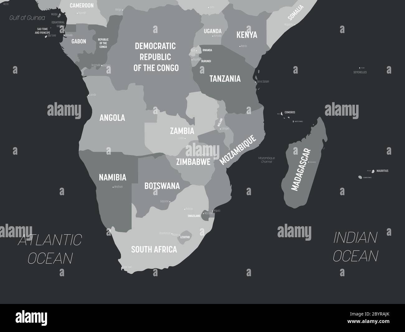 Mappa dell'Africa meridionale - colore grigio su sfondo scuro. Mappa politica dettagliata della regione dell'africa meridionale con l'etichettatura dei nomi di paesi, capitali, oceani e mari. Illustrazione Vettoriale