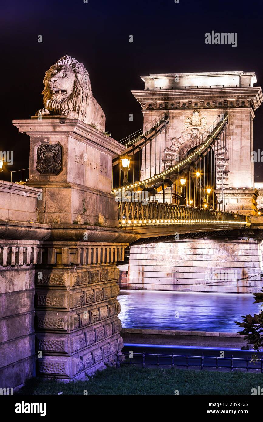 Vista notturna del famoso Ponte delle catene a Budapest, Ungheria. Il nome ungherese della 203 metri lungo ponte è Lanchid o Szech Foto Stock