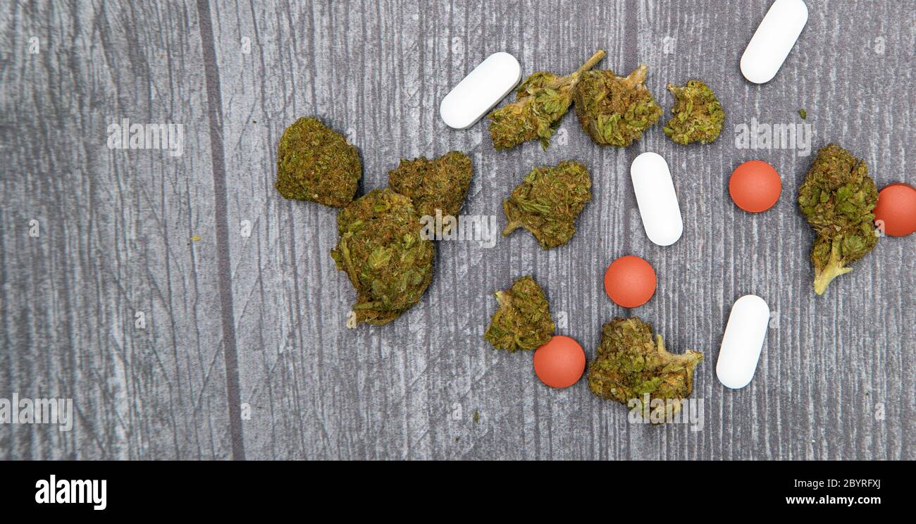 Un primo piano dei nostri moderni rimedi per il dolore. Marijuana, ibuprofene, pillole di dolore. Foto Stock