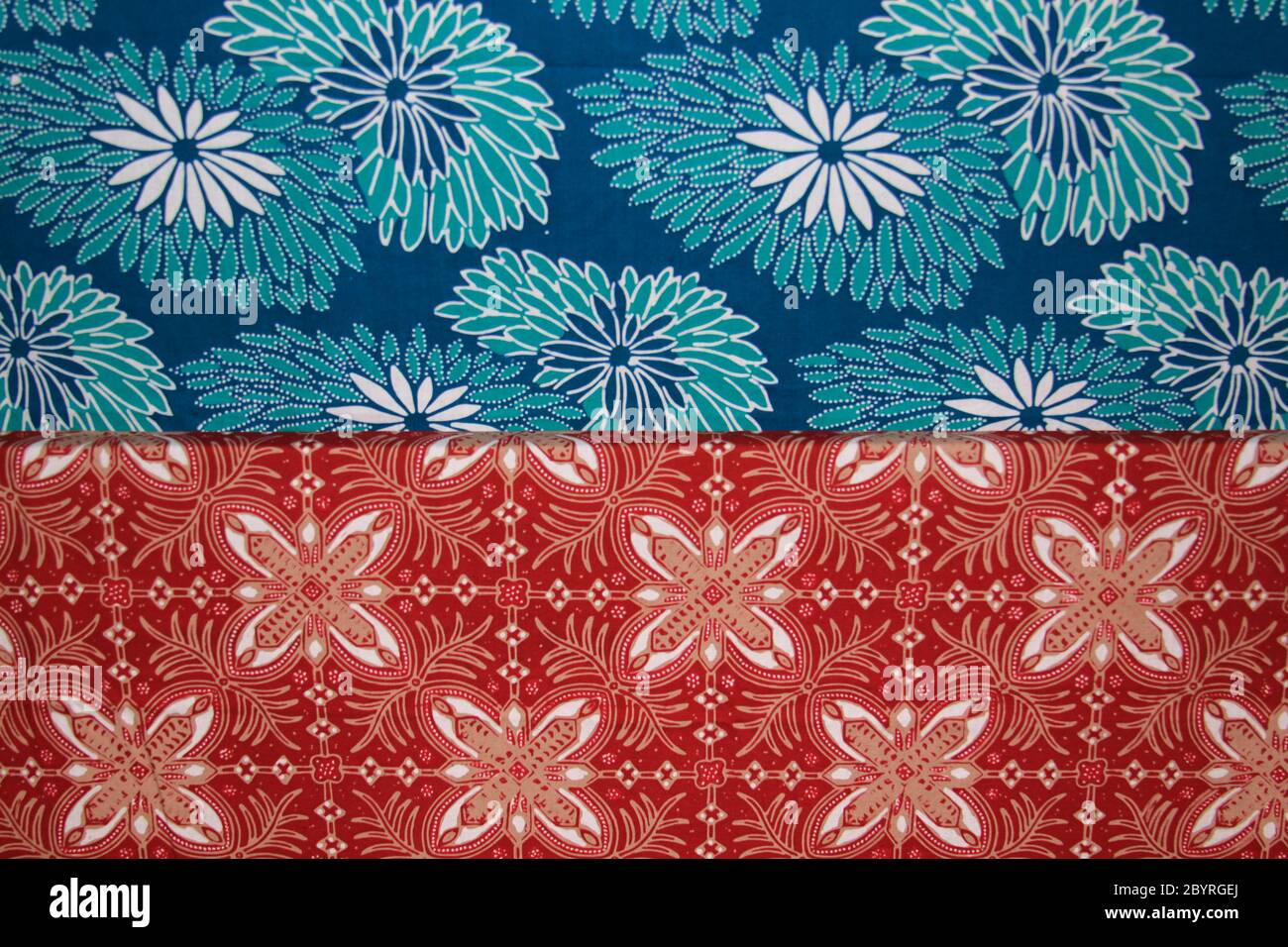 Batik Motif esempi di design da Java, Indonesia. Raffigura simboli floreali e di tipo uccello Foto Stock