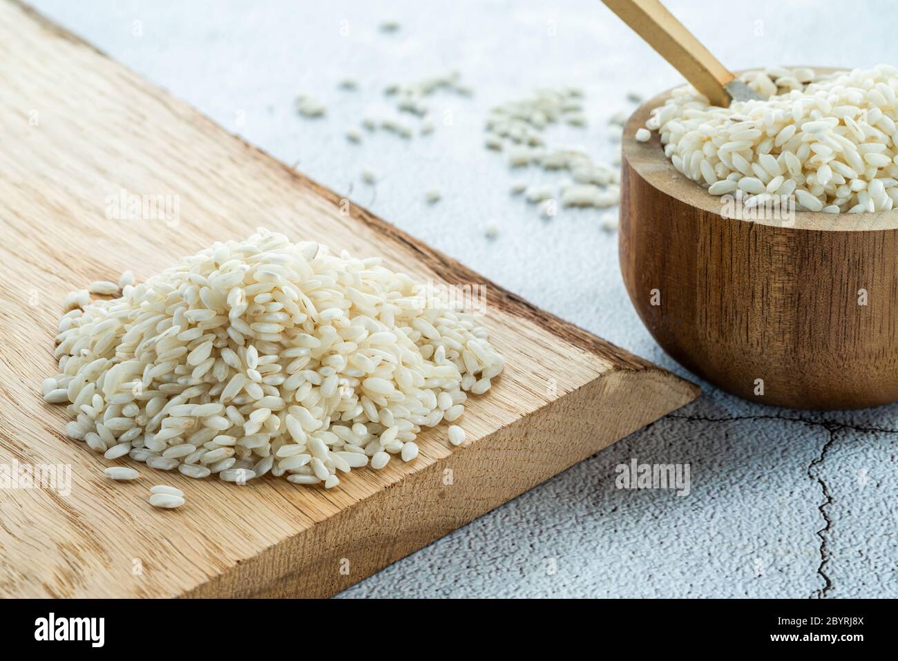 Un mucchio di risotto secco su tavola di legno Foto Stock