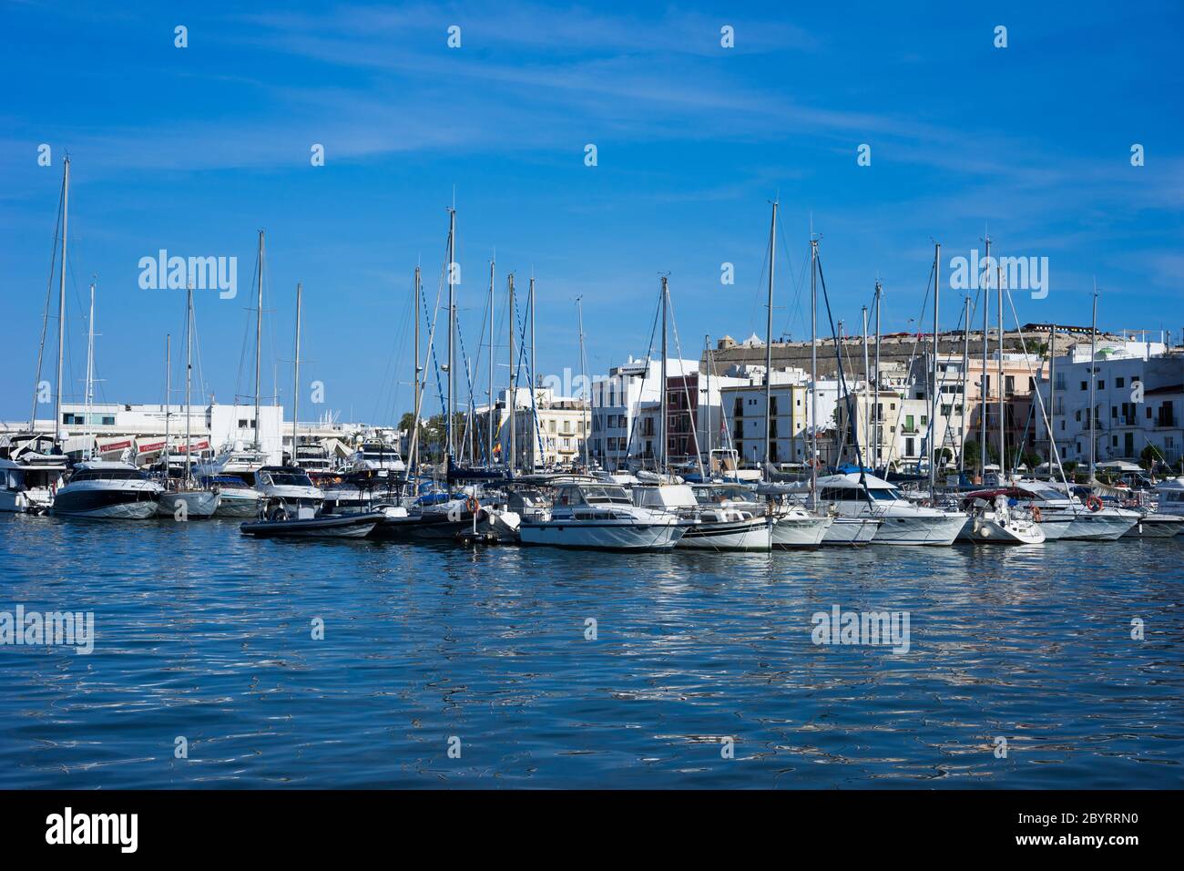 Eivissa ibiza porto vista mare imbarcazioni Foto Stock