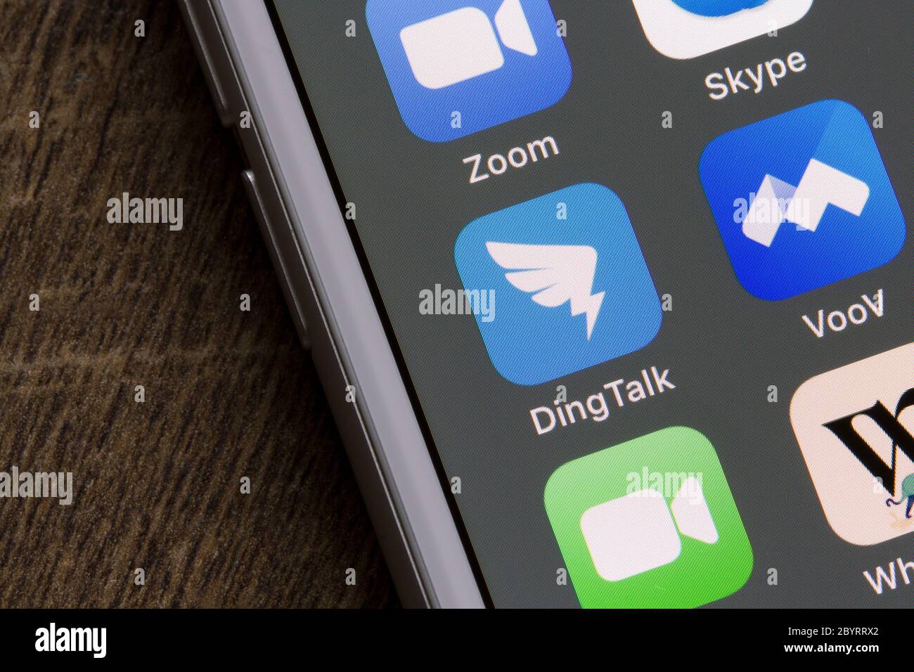 Le icone delle app mobili di DingTalk e VooV, servizi di videoconferenza cinesi di proprietà di Alibaba e Tencent, rispettivamente, sono visualizzate su uno smartphone. Foto Stock