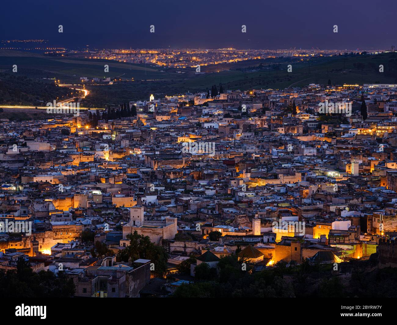 FEZ, MAROCCO - CIRCA 2018 MAGGIO: Vista aerea della Medina di Fez durante l'ora blu Foto Stock