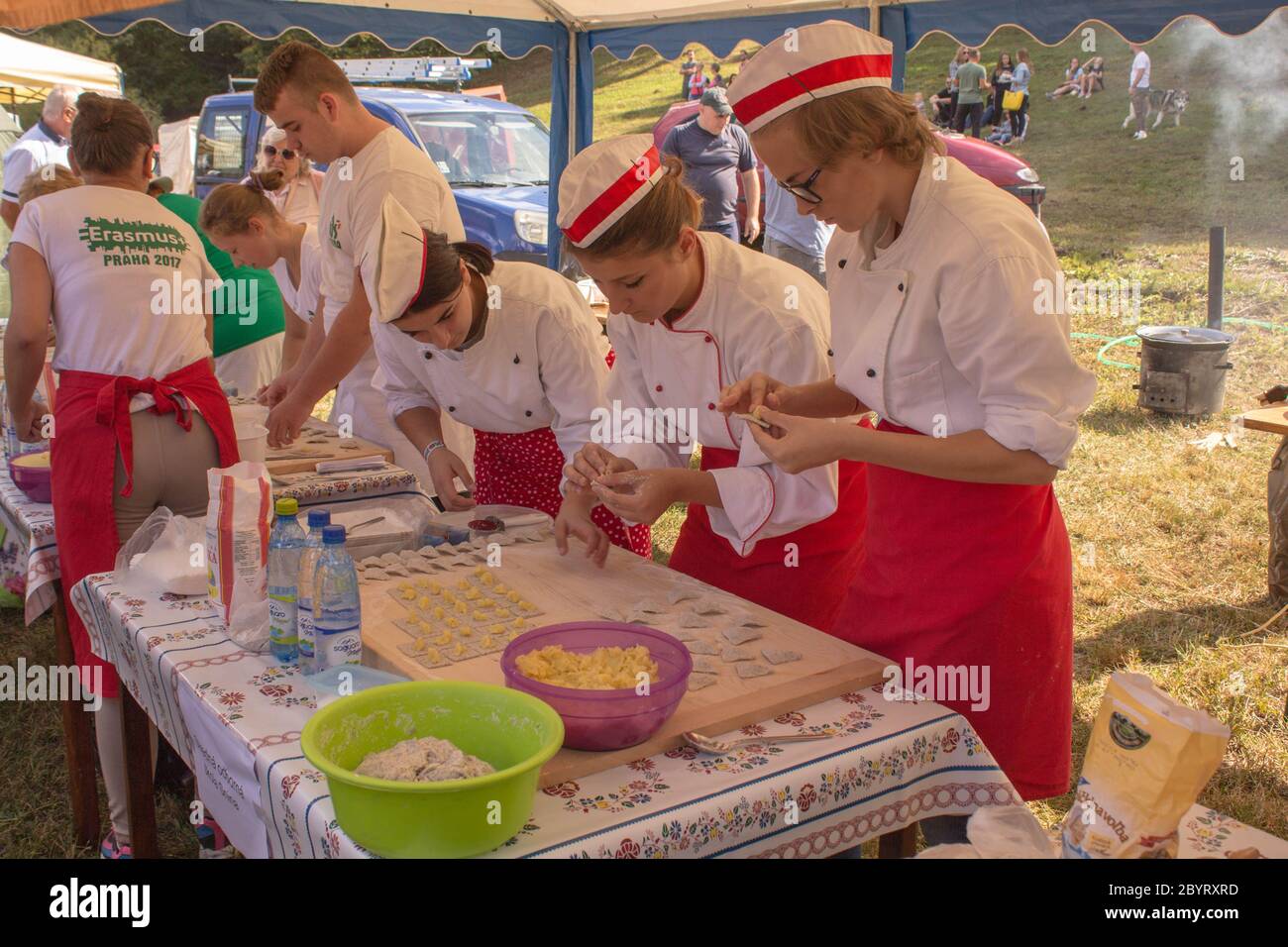 I giovani chef preparano piatti tradizionali della Slovacchia orientale chiamati "Tatarcene Pirohy" durante la fiera artigianale Foto Stock