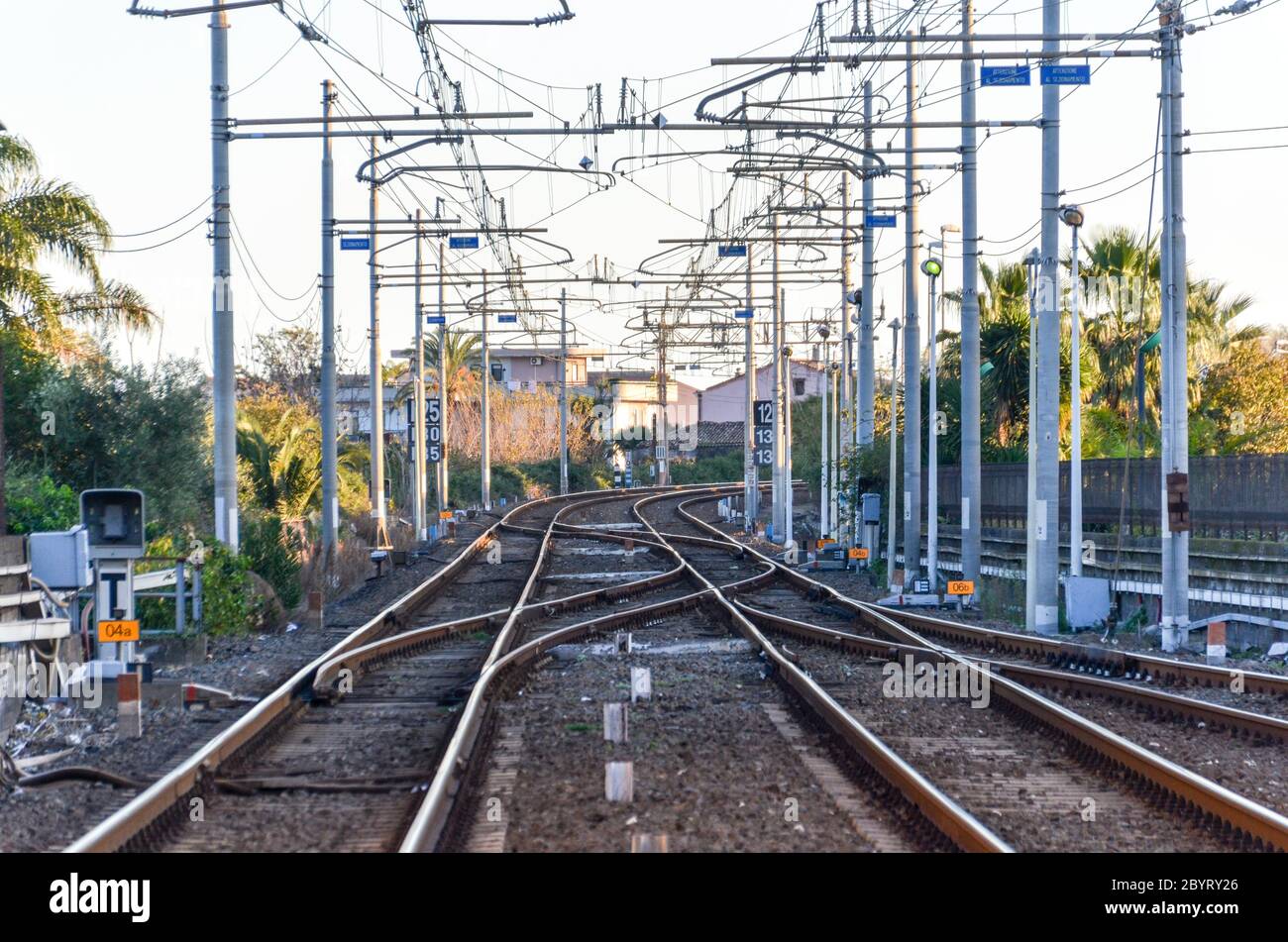 Linee ferroviarie della Ferrovia Circumetnea, linea ferroviaria intorno all'Etna, Sicilia, Italia Foto Stock