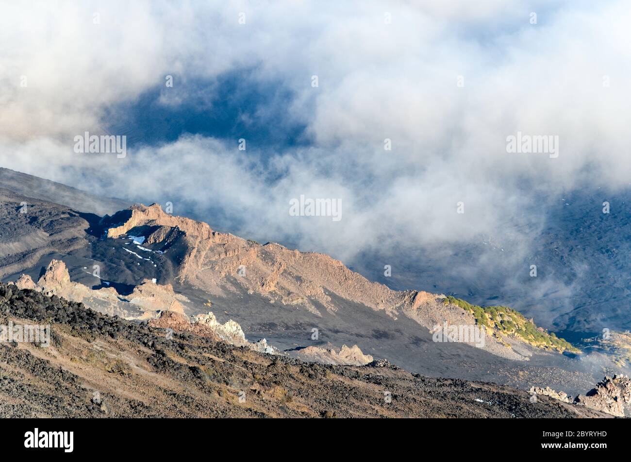 Fumi e neve in cima all'Etna, Sicilia, Italia, un giorno prima dell'eruzione del 2018 dicembre Foto Stock