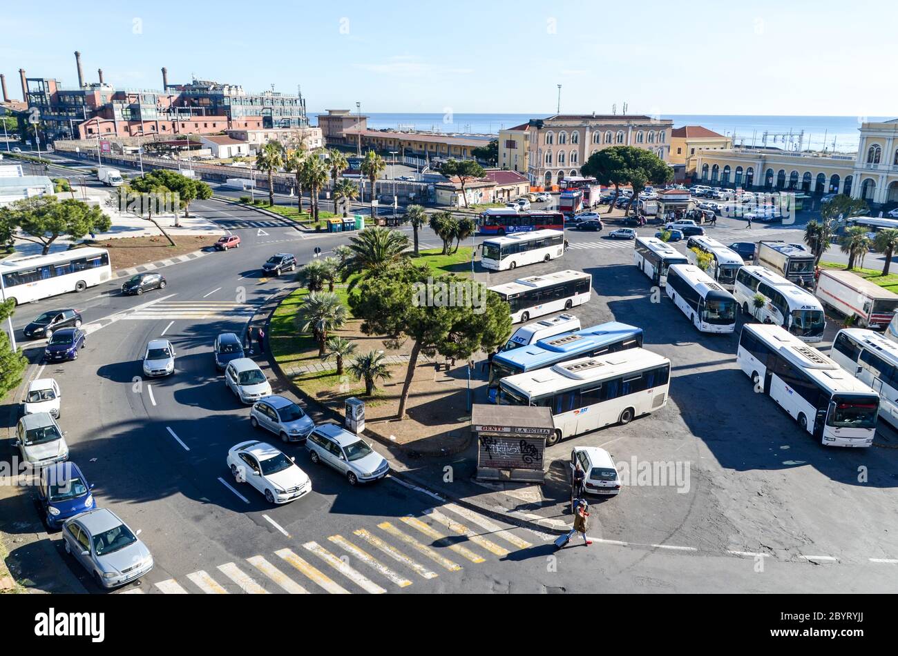 Rotonda nel centro di Catania nel mese di dicembre, che mostra il terminal degli autobus e la stazione ferroviaria Foto Stock