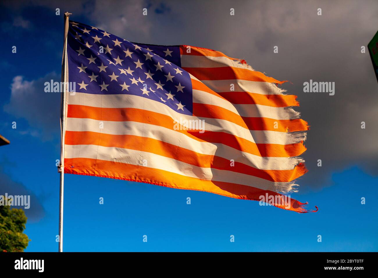 La bandiera americana - Old Glory - Flies fiero nei venti del cambiamento Foto Stock