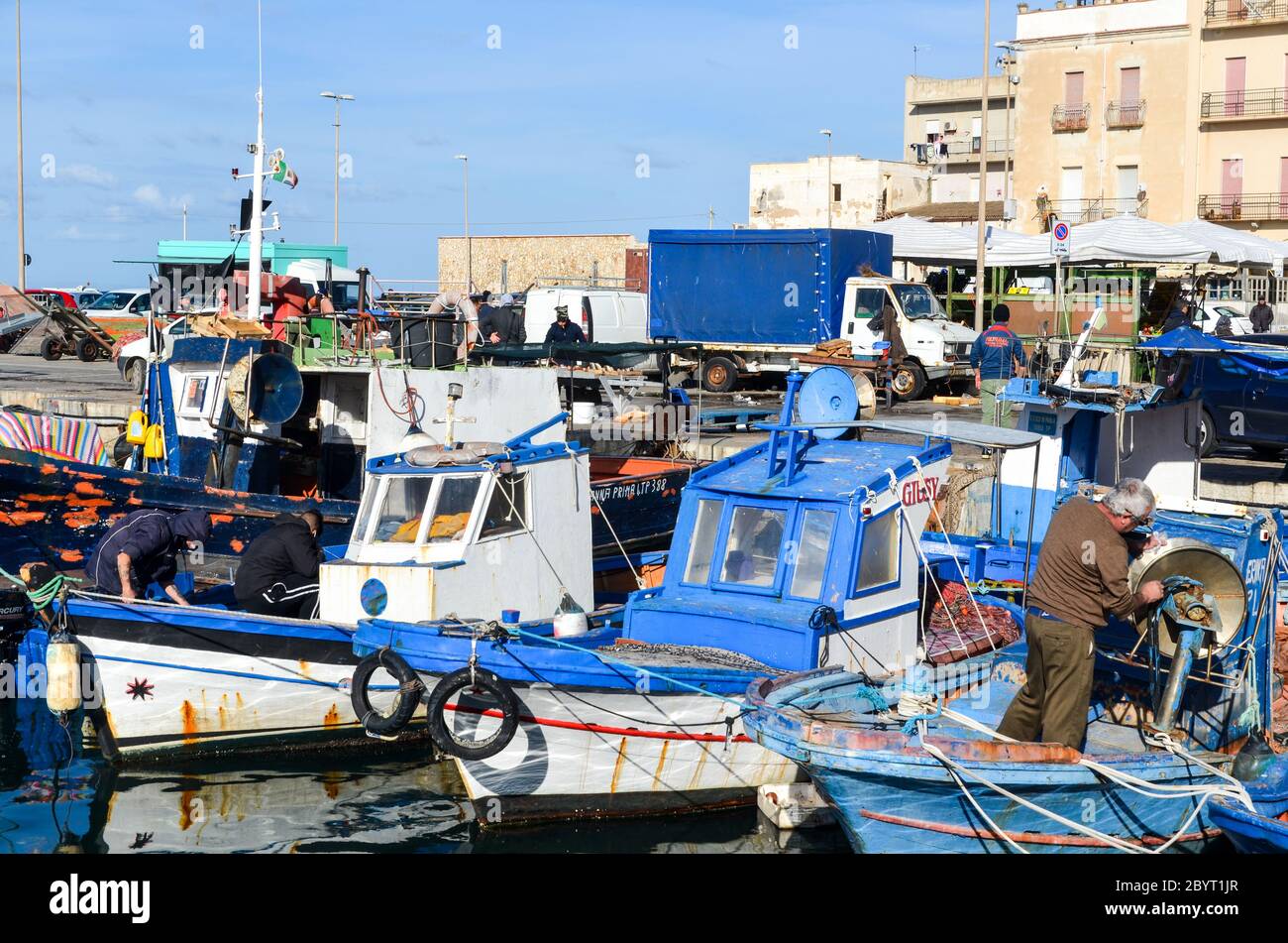 Pescatori e barche a Trapani, Sicilia, Italia Foto Stock