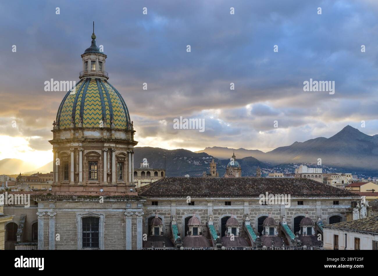 Tramonto sulla Chiesa di San Giuseppe dei Padri Theatini (San Giuseppe dei Teatini) di Palermo, sicilia, Italia, in inverno (dicembre-gennaio) Foto Stock