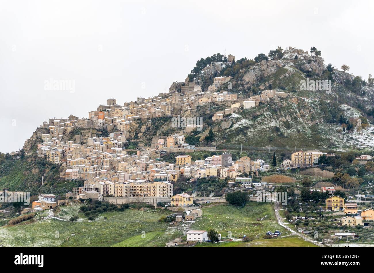 Paesaggio invernale con neve su Gangi e Geraci Siculo nelle montagne vicino Catania, Sicilia, Italia Foto Stock