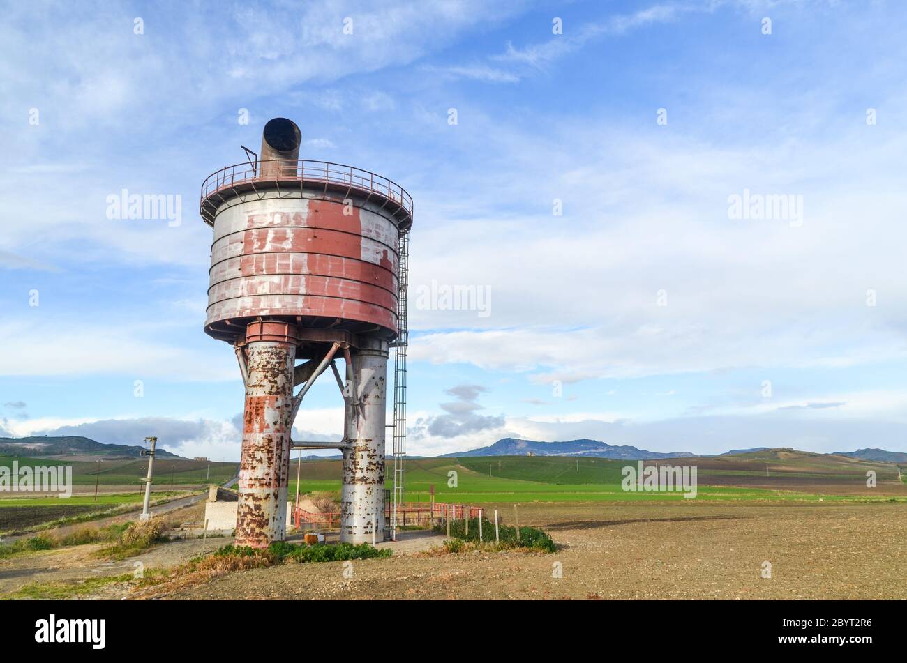 Serbatoio d'acqua nei pressi del borgo abbandonato di Borgo Pietro Lupo, nella campagna della Sicilia Foto Stock