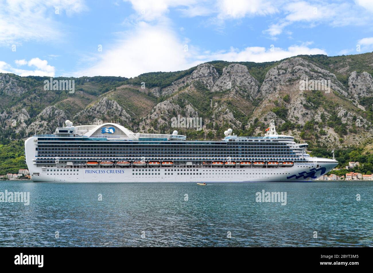 Grande nave da crociera nella baia di Kotor, Montenegro Foto Stock
