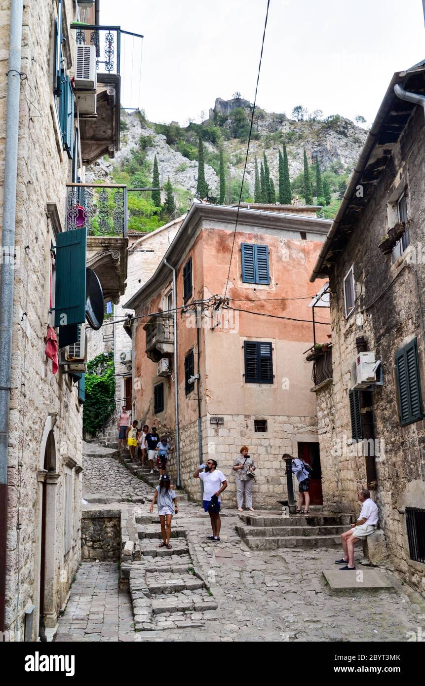 Strade strette e ripide della città vecchia di Kotor, Montenegro Foto Stock