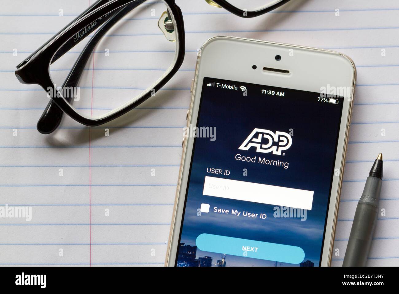 La schermata di accesso dell'app ADP viene visualizzata su un iPhone. Automatic Data Processing Inc. È un fornitore americano di software e servizi di gestione delle risorse umane. Foto Stock