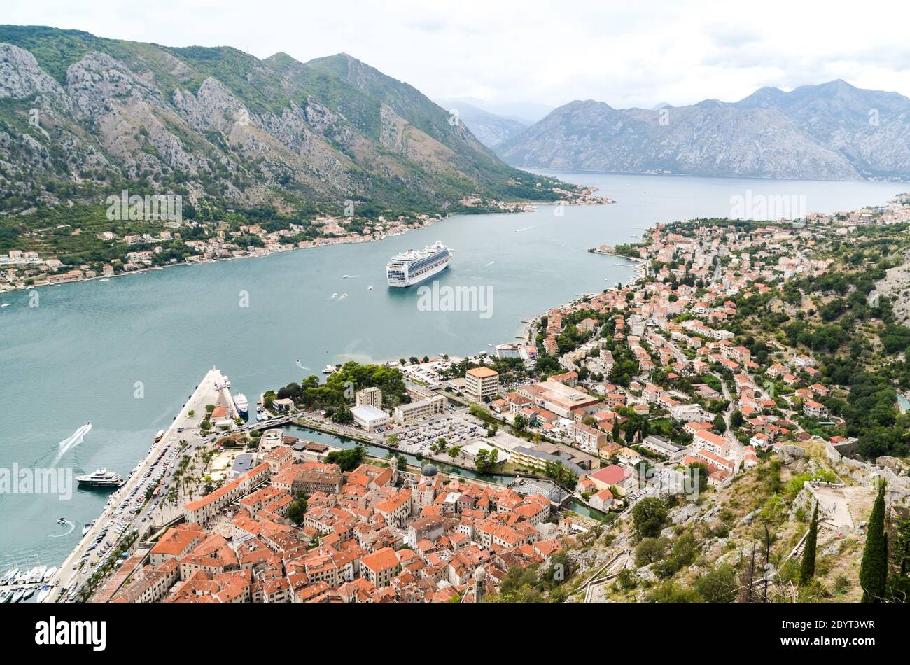 Grande nave da crociera nella baia di Kotor, Montenegro (vista aerea) Foto Stock