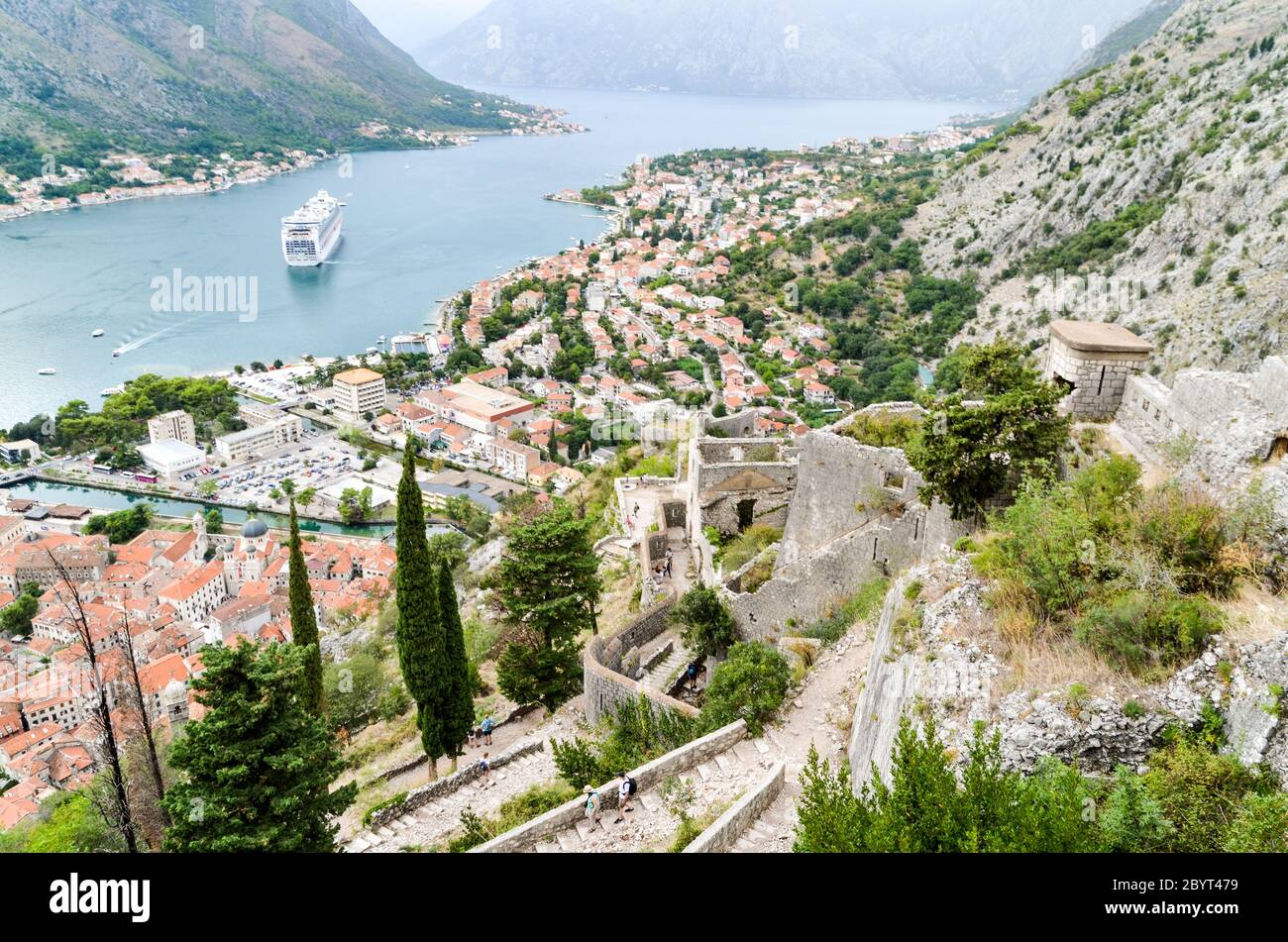 Vista aerea di una grande nave da crociera nella baia di Kotor, Montenegro Foto Stock