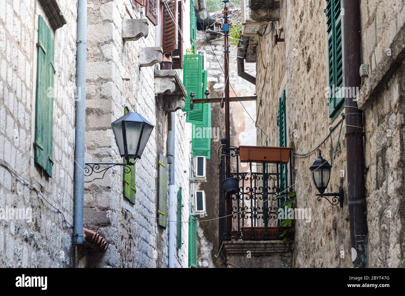 Strade strette e ripide della città vecchia di Kotor, Montenegro Foto Stock