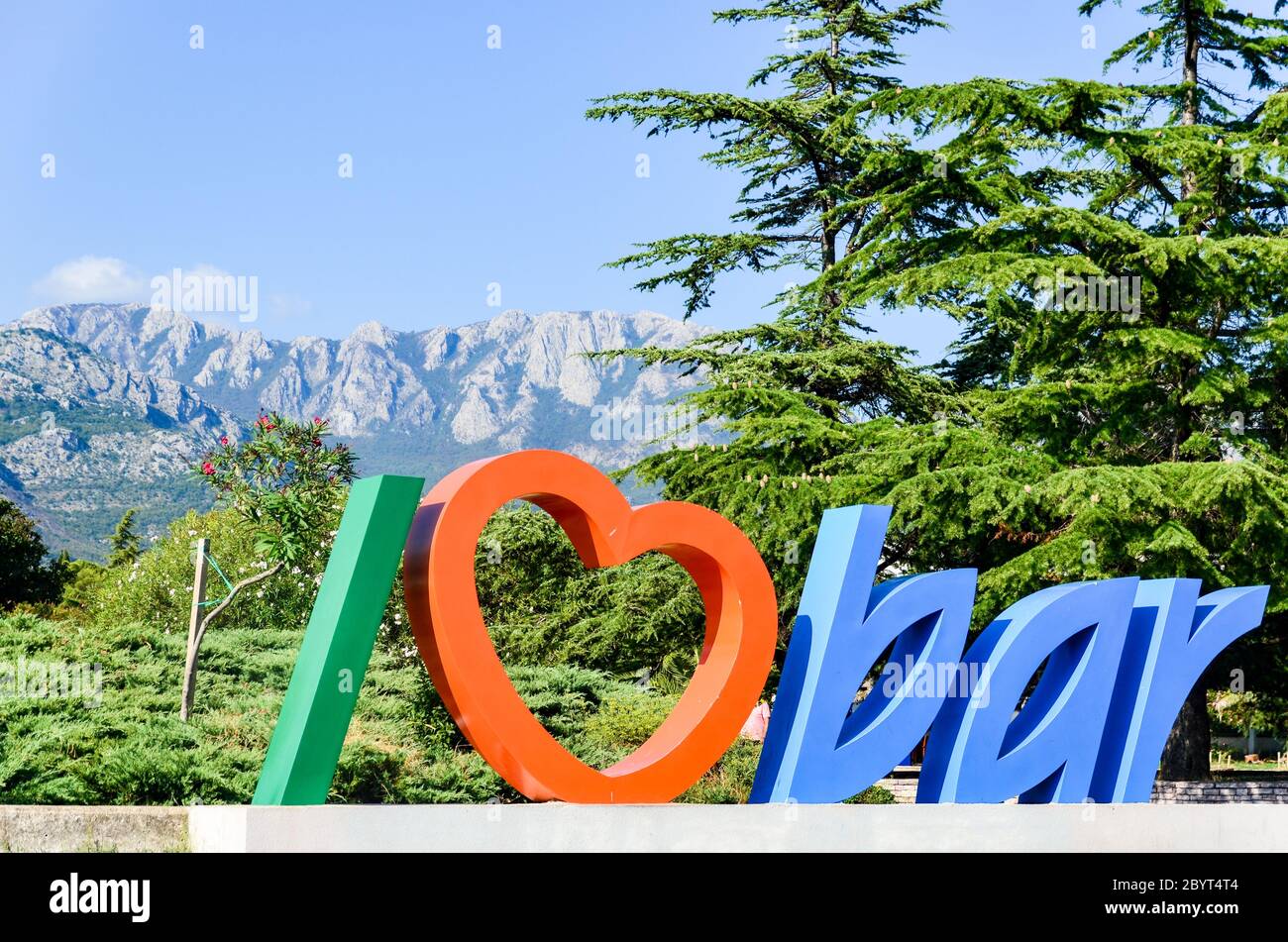 Amo (cuore) Bar, segno nella città di Bar, Montenegro, con le montagne sullo sfondo Foto Stock