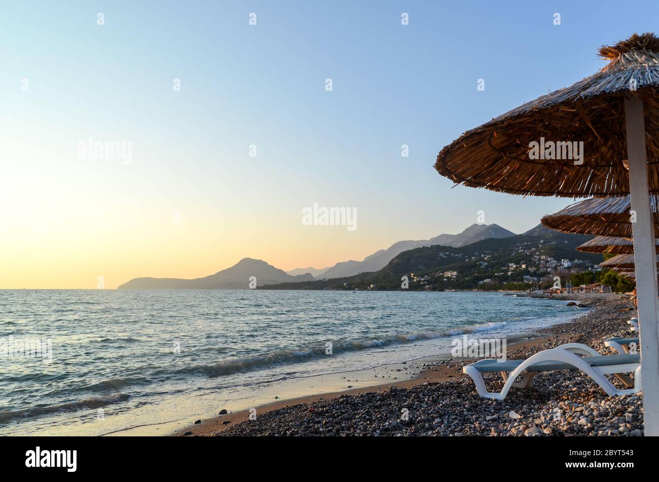 Tramonto sulla spiaggia di Bar, Montenegro Foto Stock