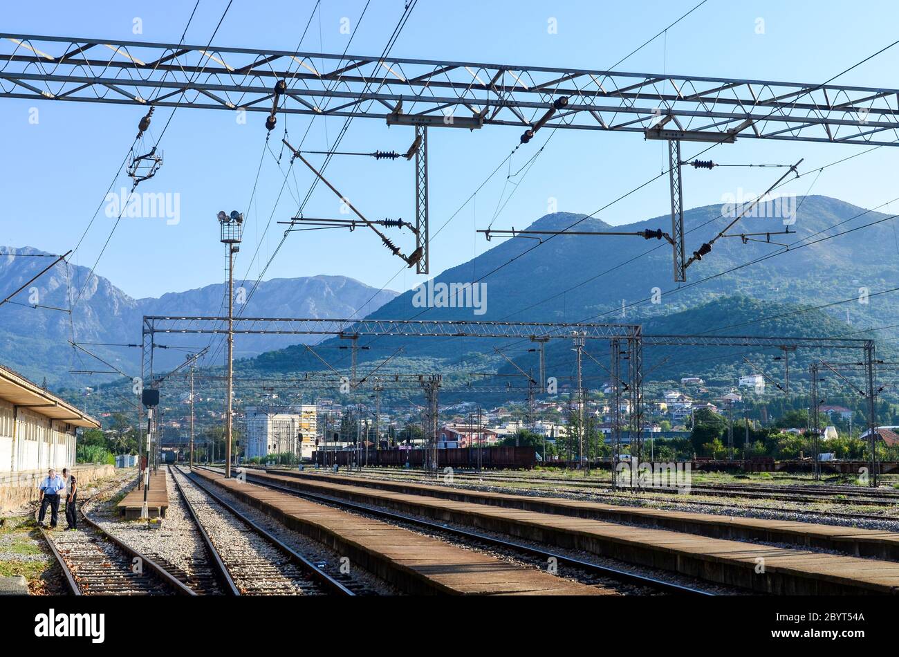 Stazione ferroviaria di Sutomore (Montenegro), lungo la ferrovia di Bar-Belgrado nei Balcani (Montenegro, Serbia) Foto Stock