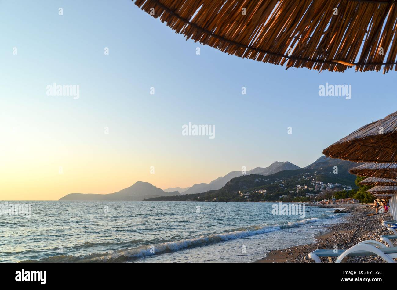 Tramonto sulla spiaggia di Bar, Montenegro Foto Stock