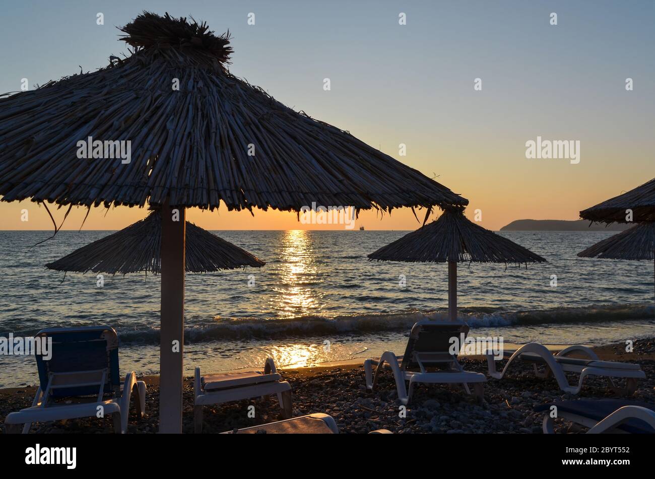 Tramonto sulla spiaggia di Bar, Montenegro Foto Stock