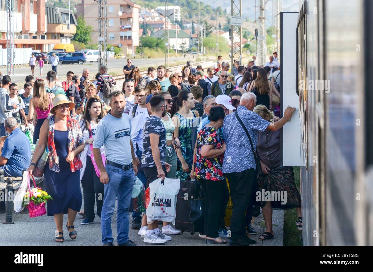 I passeggeri si imbarcarono alla stazione di Podgorica, lungo la ferrovia Bar-Belgrado nei Balcani (Montenegro, Serbia) Foto Stock