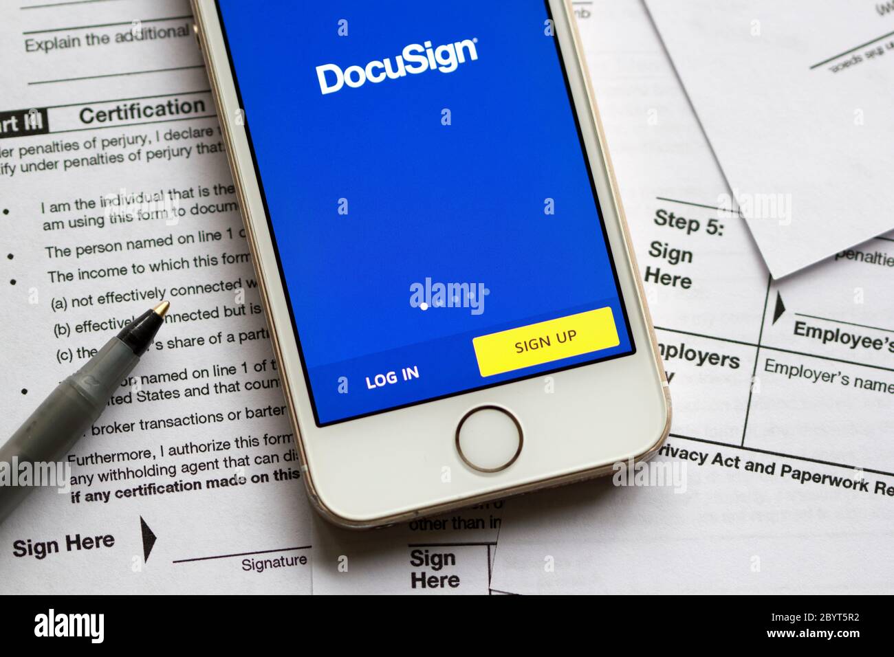 La pagina di accesso all'app DocuSign mobile viene visualizzata su uno smartphone. Foto Stock