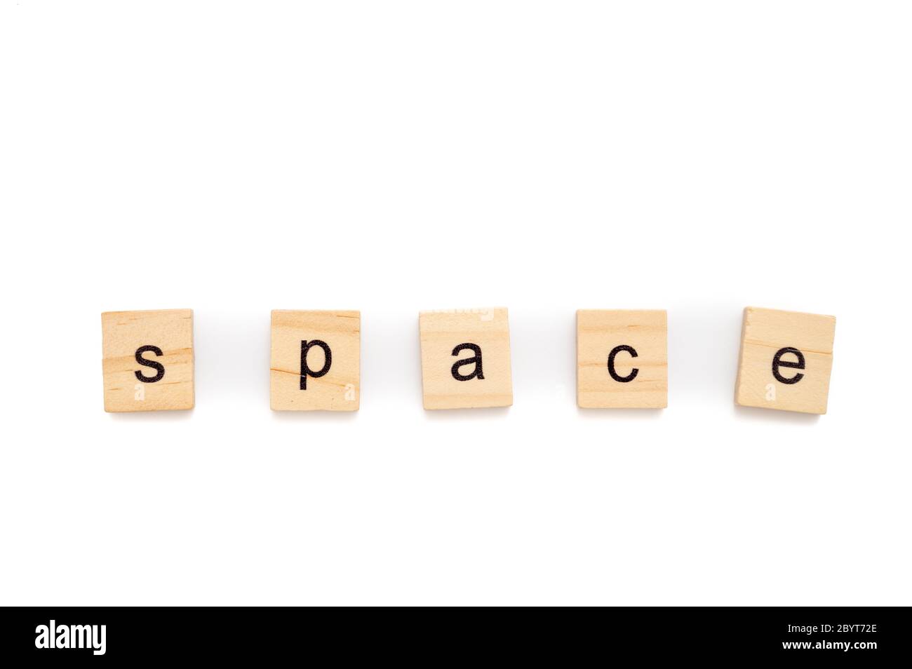 Piastrelle di legno generico scrabble isolato su sfondo bianco che ortografia la parola spazio Foto Stock