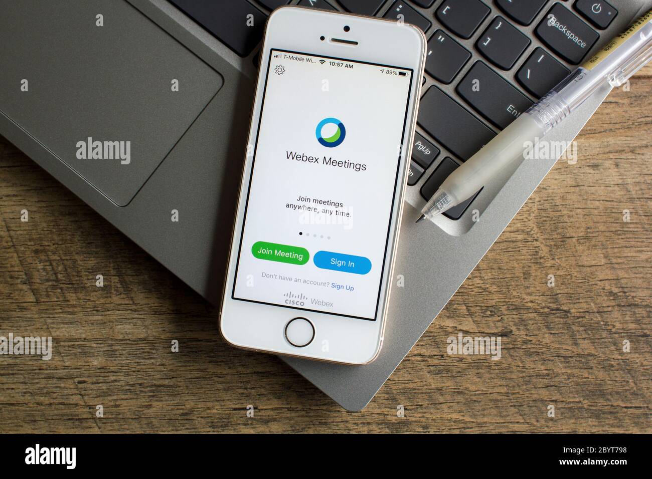 La pagina di accesso dell'app mobile Cisco Webex Meetings viene visualizzata su uno smartphone. Il servizio di videoconferenza basato su cloud consente ai team virtuali di collaborare. Foto Stock