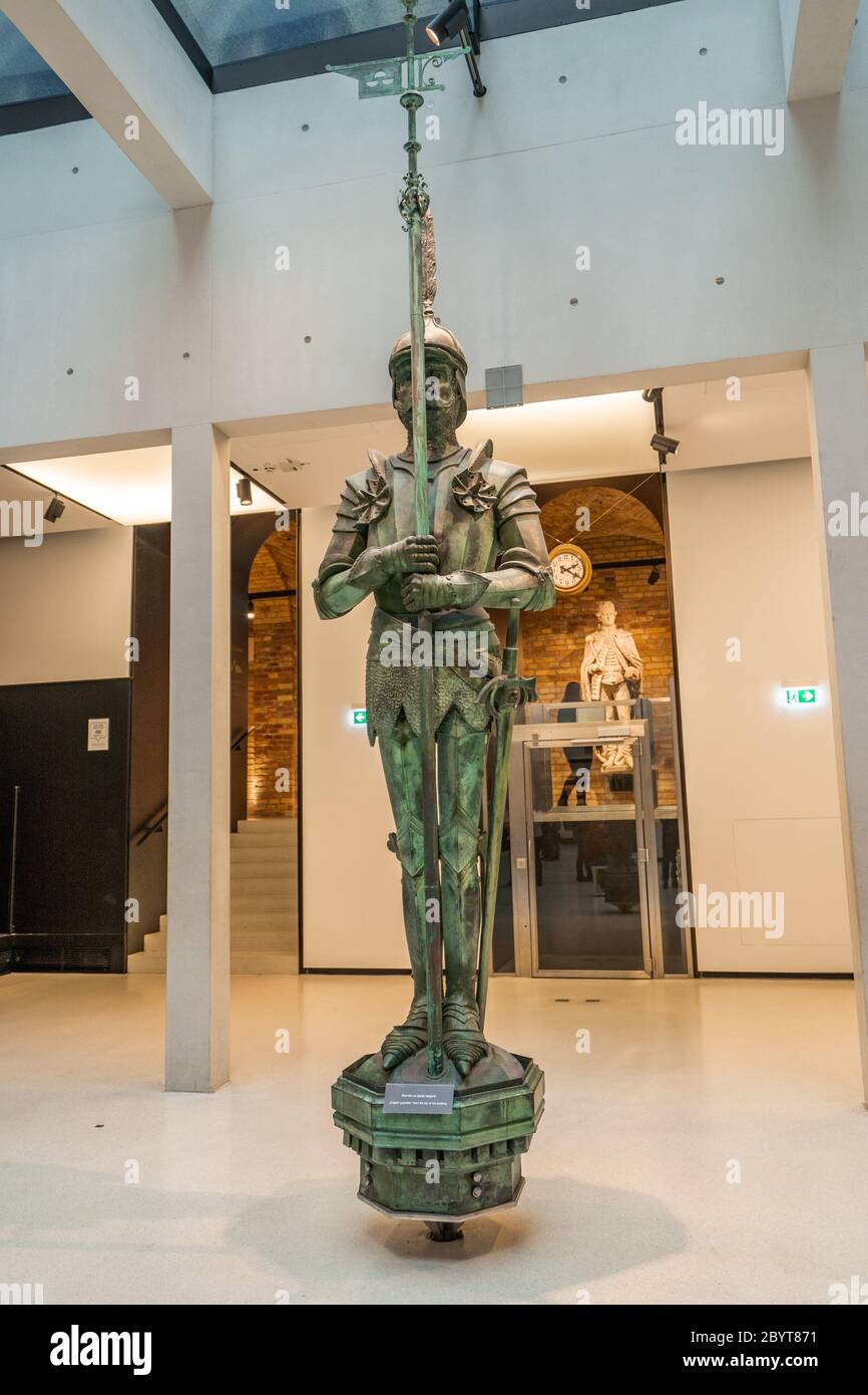 Budapest, Ungheria - 10 febbraio 2020: Statua di bronzo del guerriero ungherese all'interno della sala espositiva del Parlamento Foto Stock