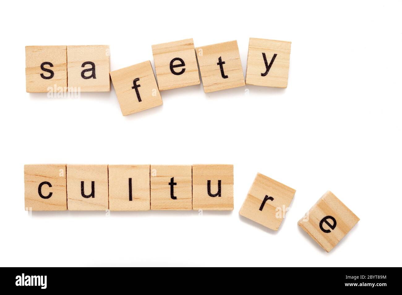 Cultura della sicurezza. Legno generico Scrabble piastrelle di lettera che ortografia le parole CULTURA DI SICUREZZA Foto Stock