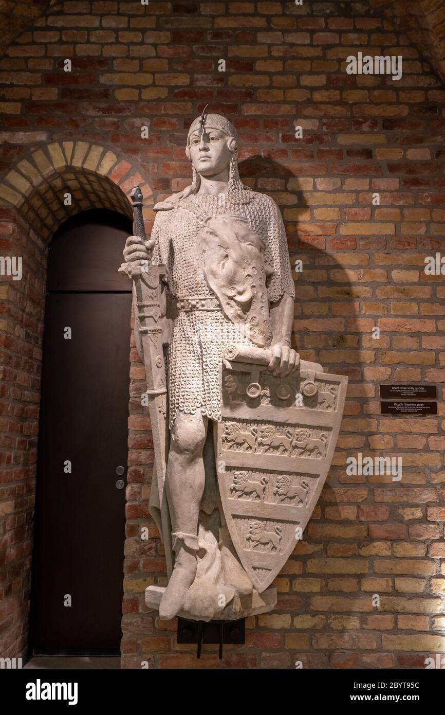 Budapest, Ungheria - 10 febbraio 2020: Statua di pietra del guerriero ungherese all'interno della sala espositiva del Parlamento Foto Stock