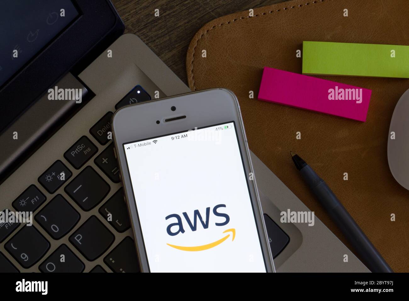 La pagina di benvenuto dell'app mobile della console di gestione AWS viene visualizzata su uno smartphone. Foto Stock