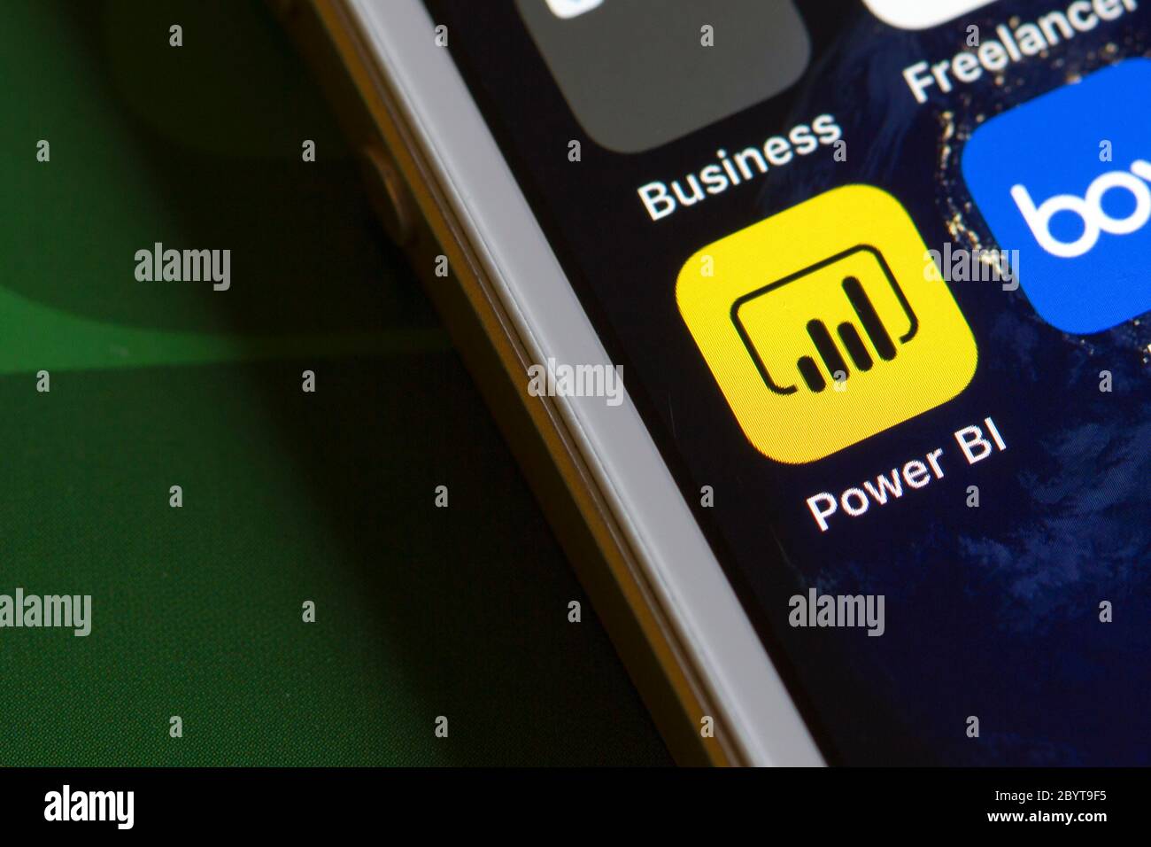 L'icona dell'app mobile Microsoft Power BI viene visualizzata su uno smartphone. Foto Stock